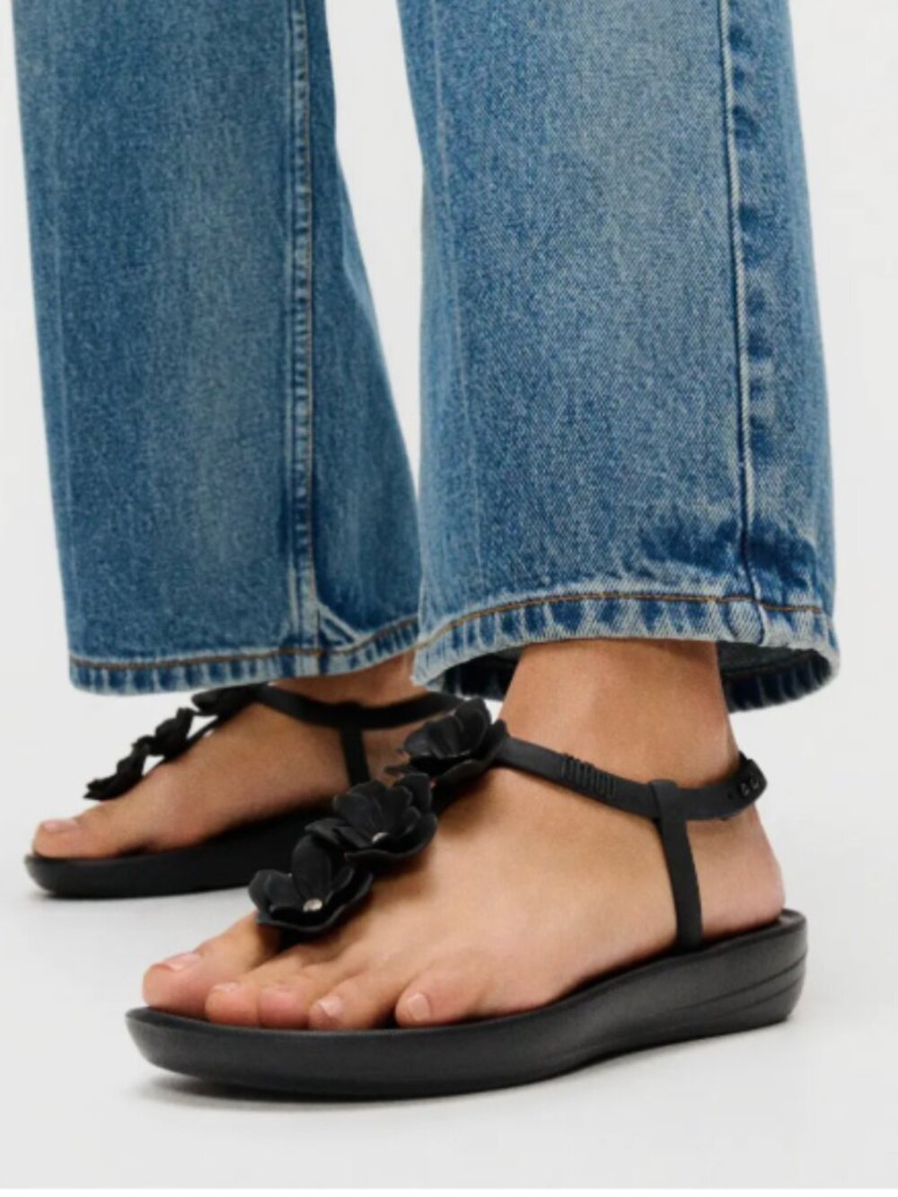 NWT FitFlop Splash Flower T-Strap Sandal  7 M, BLACK